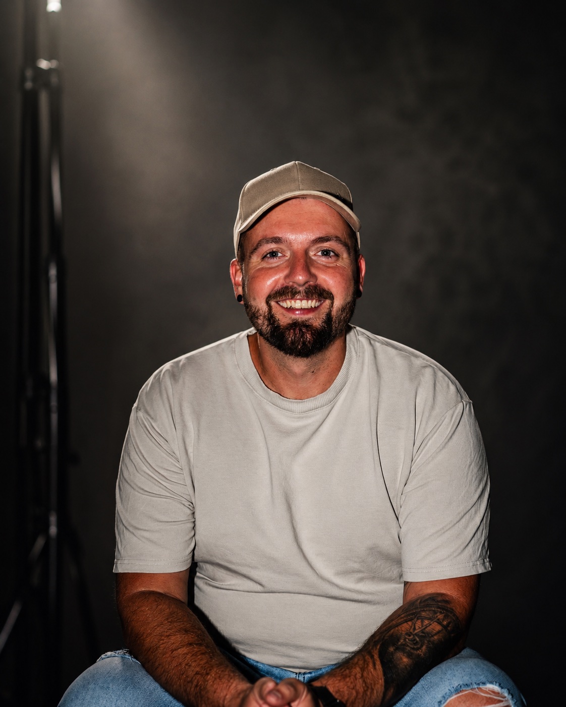 Fabian Keckeis, Gründer von KADRA, lächelnd im Studiolicht